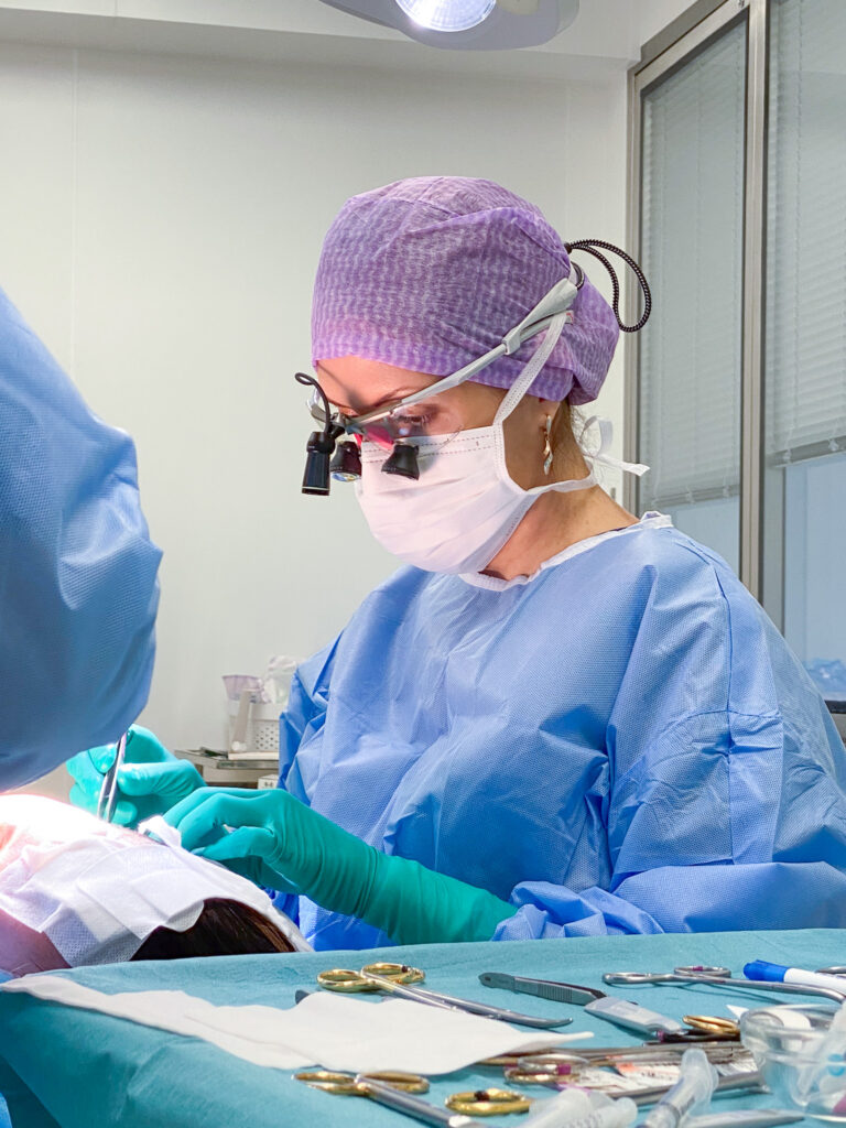 Dr Heleia Nestal viib läbi facelift operatsiooni