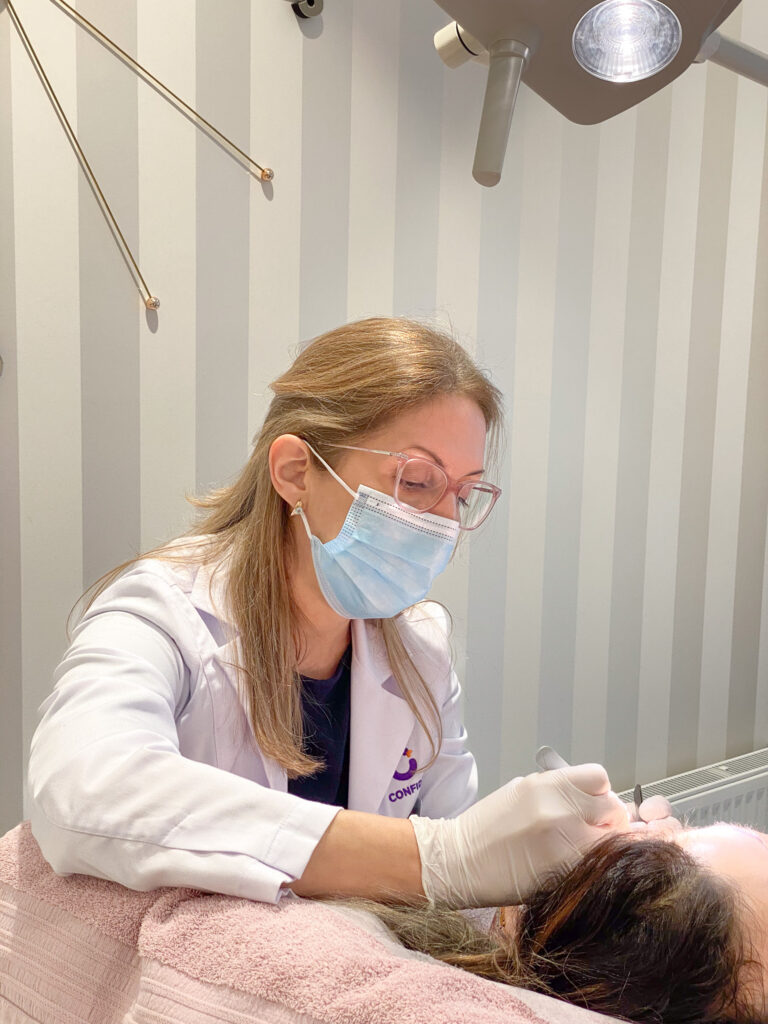 Dr. Heleia Nestal eemaldab Facelift operatssiooni õmblused